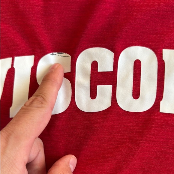 Under Armour Red Wisconsin Men's Shirt Size large in very good condition - Picture 2 of 3